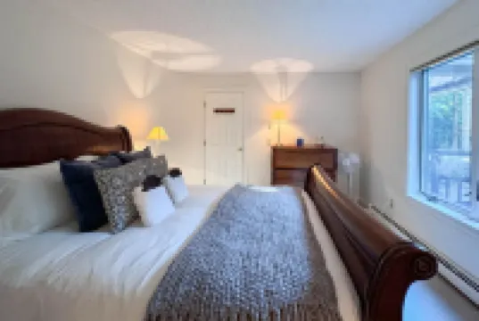 Hot Tub, Firepit, Pool Table and Garage - Spacious Tranquil Retreat