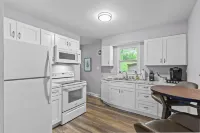 Private Patio and Well-Equipped Kitchen - Charming Retreat Hôtels à : Lindenwood Township