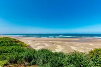 Oceanfront home with incredible Pacific view, private hot tub, deck grill & W/D Hotels in Seal Rock