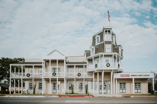 Tranquil Getaway - Stylish Suite with Pool Access