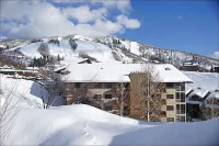 Ski in Ski Out and Outdoor Hot Tub - Stunning Family Escape