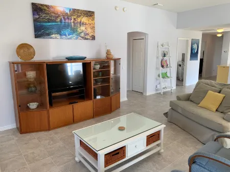 Spacious Outdoor Oasis with Gas Golf Cart - Charming Florida Retreat