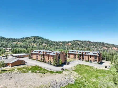 Cozy Retreat with Indoor Pool and Hot Tub - Charming Mountain Haven Отели рядом с достопримечательностью «Брайан Хед Резорт»