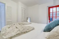 Cozy Basement Retreat with Kitchen and Stylish Living Area - Inviting Escape Hotels in 