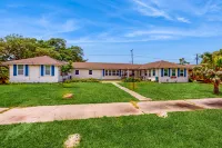 Charming duplex with fast WiFi 2 blocks from beach - snowbirds welcome Hotel dekat Rockport Beach Park