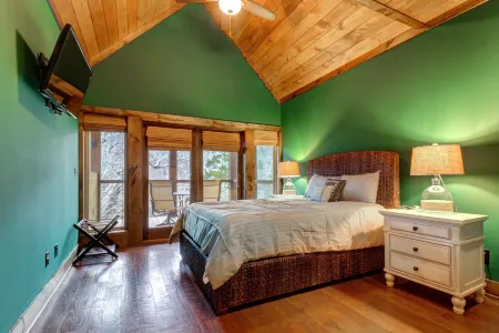 Beautiful lakefront house with full kitchen, private dock, & hot tub Отели в г. Тазуэлл