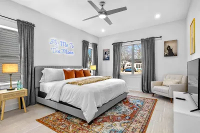 Fully remodeled downtown home with enclosed yard, fireplace, game room & deck Hotels near The Rise