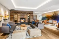 Stunning Mountain Views and Gourmet Kitchen - Stylish Retreat
