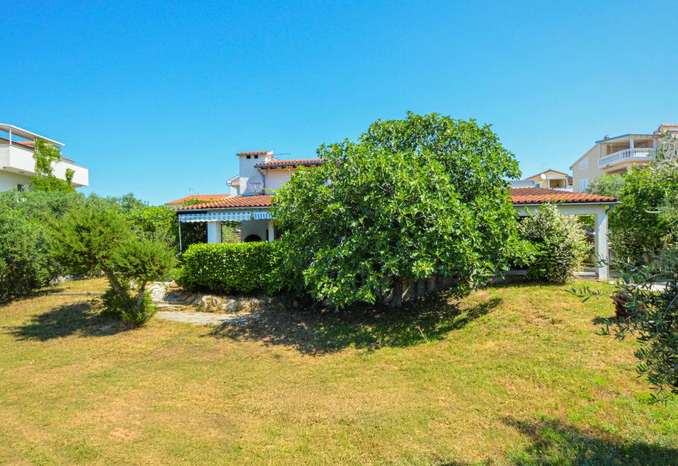 Hotel Karmela, Exterior, Garden