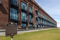 Balcony with Partial Lake View and Pool Access - Charming Condo Escape Hotels in Marblehead