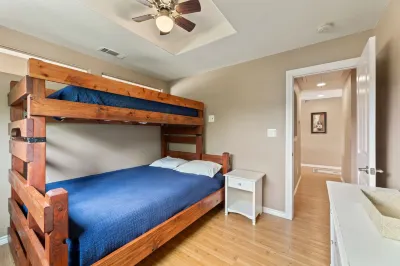 Lakeside Shiraz Haus w/Dock & Incredible Views.  Rent as 2BR or 4BR w/ Next Door Unit Hotels in Hudson Bend
