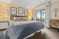 Golf Course View with Modern Comforts and Dining Options - Serene Retreat Hotel di Palm Harbor