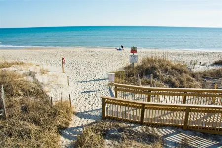 Golf Course Views and Outdoor Oasis - Charming Family Retreat