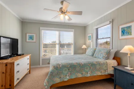 Cozy Living Space and Screened-in Porch - Inviting Coastal Retreat Отели рядом с достопримечательностью «Life is Good»