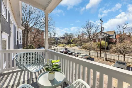 Warm and Spacious 2 Bedroom near Eden Park Отели рядом с достопримечательностью «Цинциннати Зу & Ботаникал Гарден»