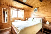 Private luxury log cabin with hot tub and stunning views!