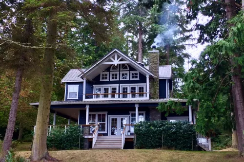 Breathtaking Views and Modern Kitchen - Exquisite Waterfront Retreat