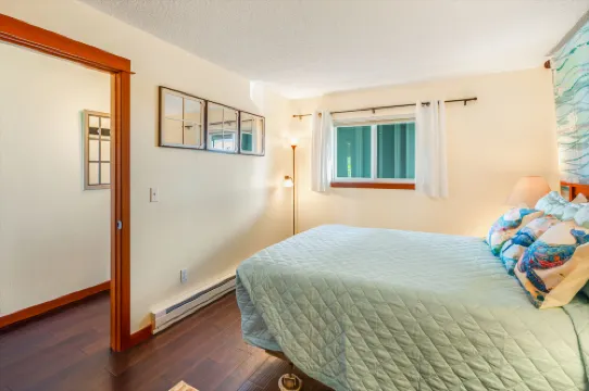 Expansive Ocean Views and Cozy Retreat - Charming Coastal Haven