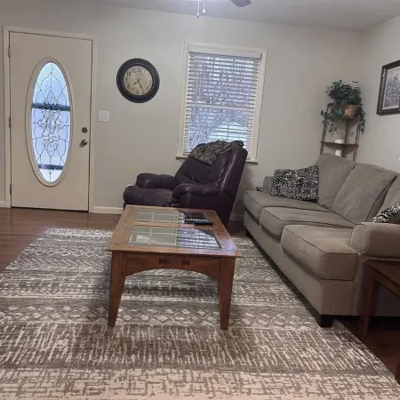 Charming 3-bedroom house in Mountain City beautiful big coy pond in backyard