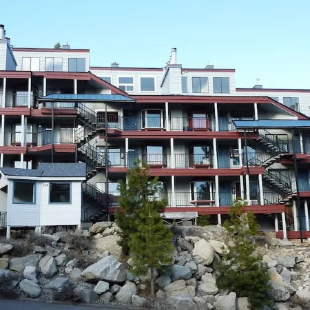 7 Mins to Lake Tahoe Beaches, 3 Mins to Heavenly Ski Slopes! Breathtaking Views!