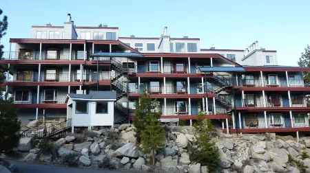 7 Mins to Lake Tahoe Beaches, 3 Mins to Heavenly Ski Slopes! Breathtaking Views!