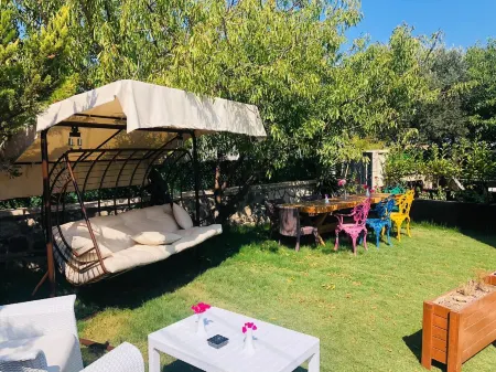 Aden Butik Otel Отели рядом с достопримечательностью «Çeşme altinkum»