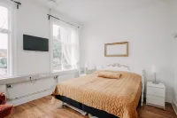 Järnvägshotellet B&B Skara Отели в г. Йётенская коммуна
