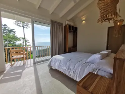 Casa Luna - Private Suites with Ocean View, Pool, AC, WiFi