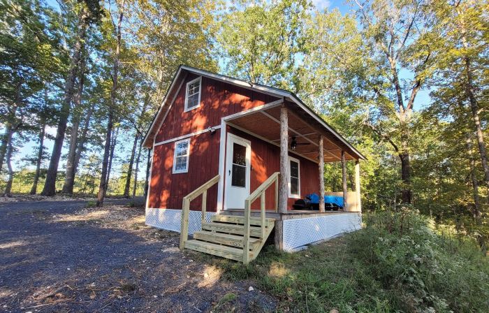 The Windstorm Cabin - Pet-Friendly & a 2-Person Jacuzzi Hot Tub!