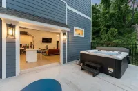 Pop Art on Hedgewood  4BR  Game Room  Hot Tub  Screened Porch  3 Min to Downtown Hotels in Red Bank
