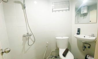 Elegant and Homey Studio at Amartha View Apartment