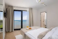 Luxury seafront Villa Noles with heated Pool, Jacuzzi, EV near Zadar