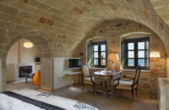 Moni Emvasis Luxury Suites