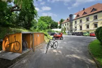 Maxmilian Lifestyle Resort - parking