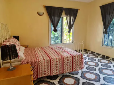 4 Bed House Sleeps 8 - Garden and Pets Welcome Hotels in 