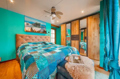 Cozy Lodge Retreat Close to Amsterdam on the Vecht Hotel dekat Eemhof Trout Fishing