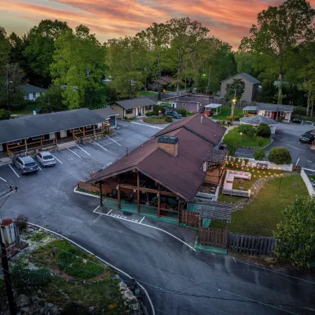 CedarWood Inn