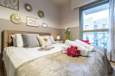 The Haneviim Court - Isrentals Hotels near Between the Arches