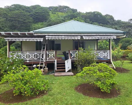 Fare Mama Rota - au Bord de l'océan Hotels in Raiatea