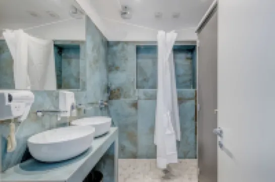 호스텔 컬러스 오브 아드리아틱, 유스 온리