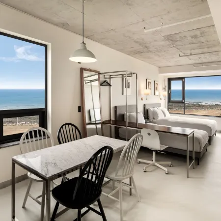 Snob Boutique Hotel Jeju Отели рядом с достопримечательностью «Дельфинарий Marine Park»