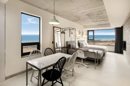 Snob Boutique Hotel Jeju Отели рядом с достопримечательностью «Привет, остров Китти»