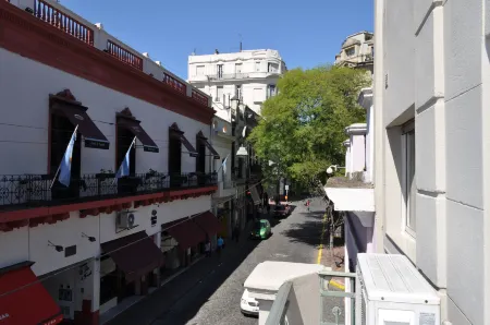 Defensa 1057 Home Studios Отели рядом с достопримечательностью «Museo Historico de Cera»