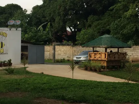 Bumblebee Inn Отели в г. Барас