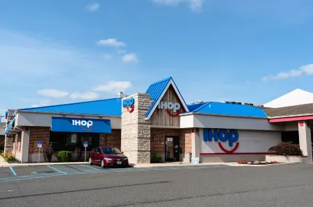 Ramada by Wyndham Vineland Millville Area Отели рядом с достопримечательностью «The Landis Theater»