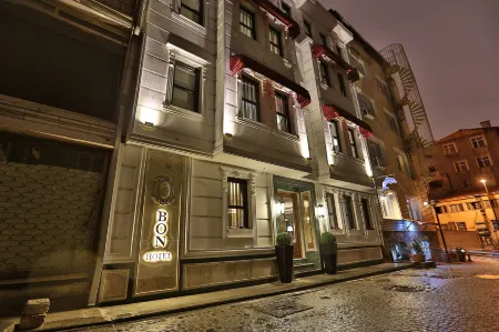 Bon Hotel Hagia Sophia Отели рядом с достопримечательностью «Литературный музей-библиотека Ахмеда Хамди Танпынара»