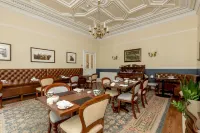 Victoria Square & the Orangery - breakfast