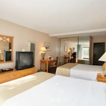 Oceanside Marina Suites - A Waterfront Hotel