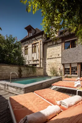 La Maison de Rhodes  le Champ des Oiseaux Hotels near TROYES RAILWAY STATION
