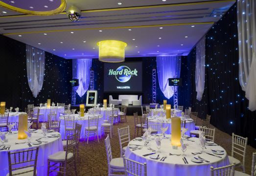 하드락 호텔 발라르타의 화려한 풀사이드 바 전경